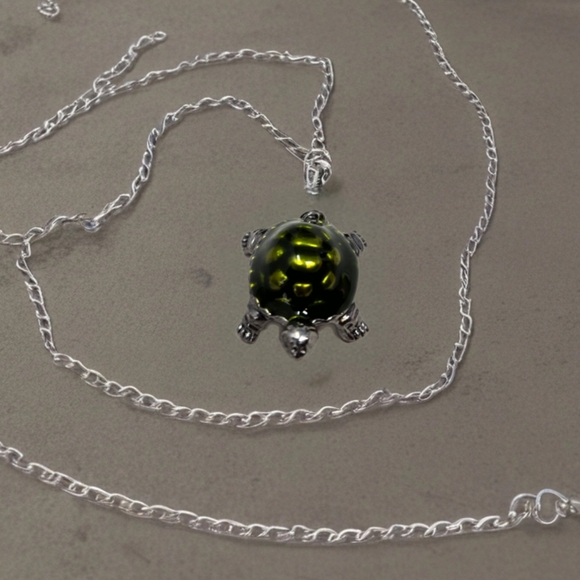 Ganz Miniature Lucky Little Turtle Pendant Silvertone-Green Put On Chain Charm - Picture 1 of 11